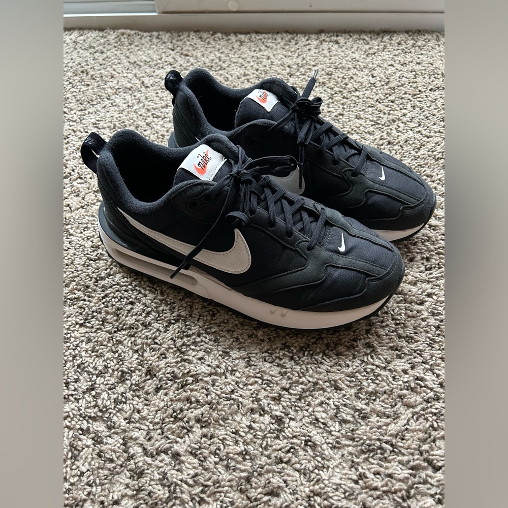 Nike Air Max Dawn women’s size 9.5